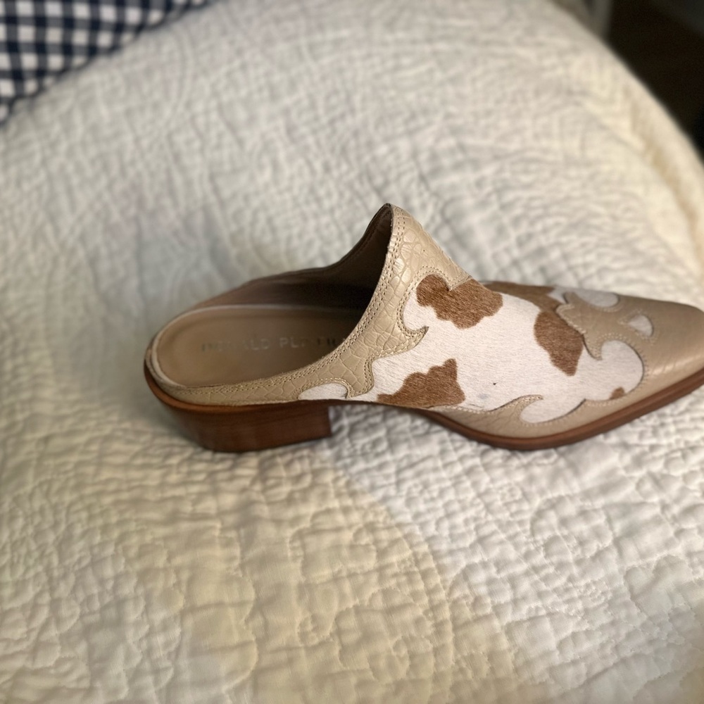 Donald Pliner Mules 9.5 NWB.